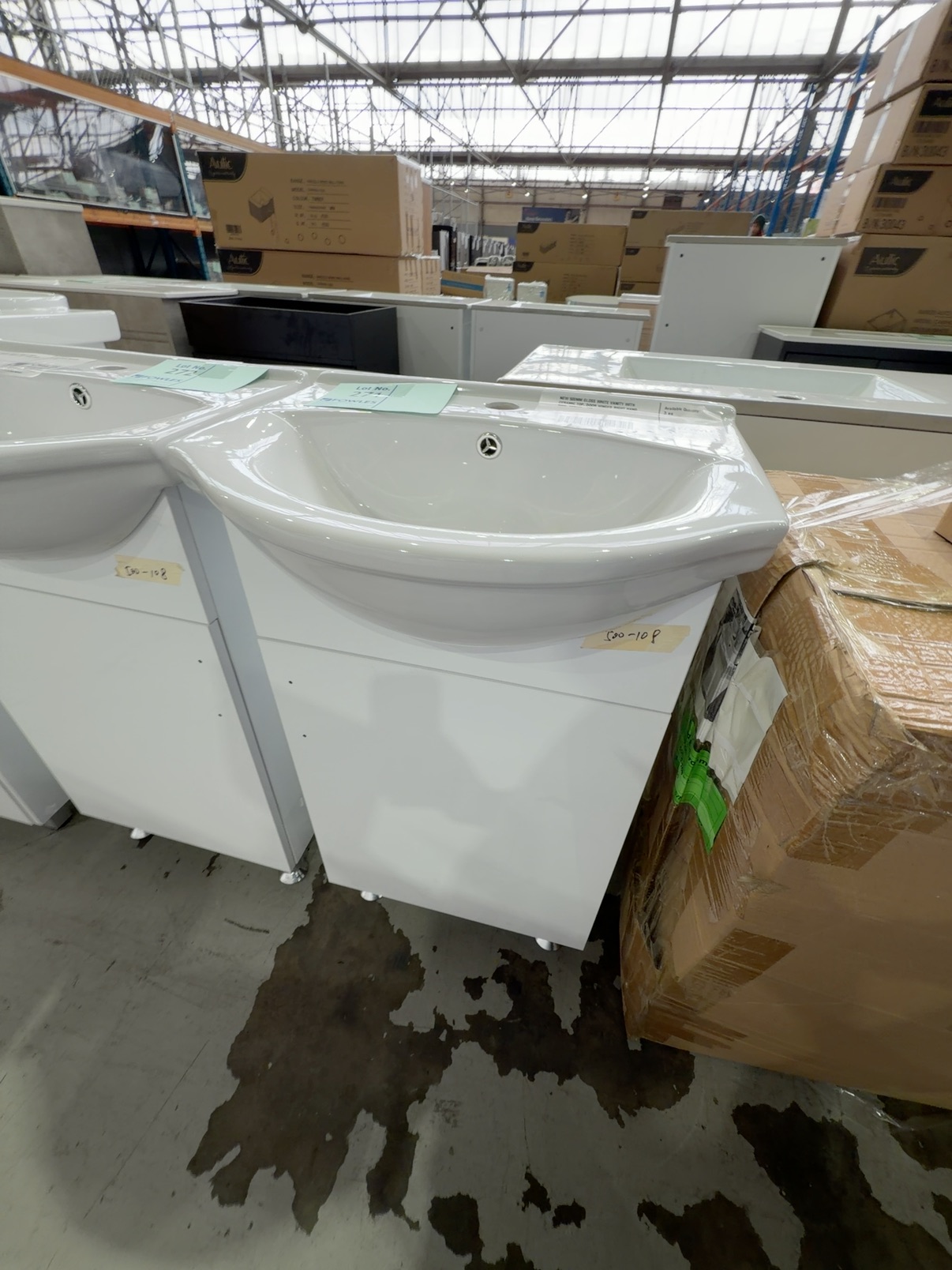 NEW 500MM GLOSS WHITE VANITY WITH CERAMIC TOP, DOOR HINGED RIGHT HAND SIDE, VPB500-108 NEW 500MM GLOSS WHITE VANITY WITH CERAMIC TOP, DOOR HINGED RIGHT HAND SIDE, VPB500-108