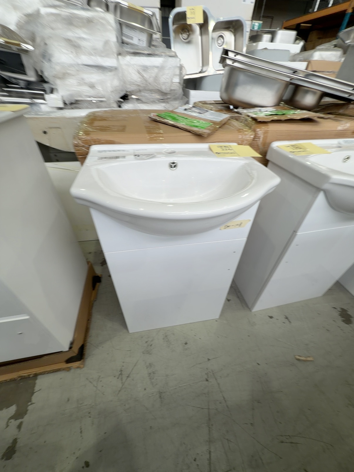 NEW 500MM GLOSS WHITE VANITY WITH CERAMIC TOP, DOOR HINGED LEFT HAND SIDE, VPB500-108 NEW 500MM GLOSS WHITE VANITY WITH CERAMIC TOP, DOOR HINGED LEFT HAND SIDE, VPB500-108