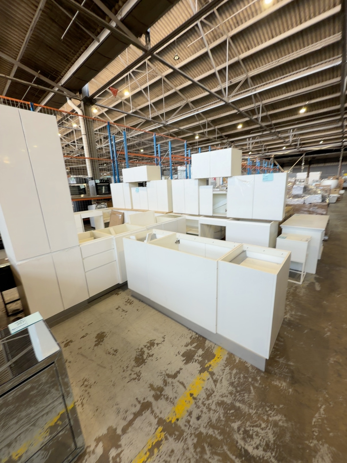 NEW L SHAPE KITCHEN WITH SEPARATE ISLAND BENCH IN MATTE WHITE 2 PAC PAINTED FINISH WITH FINGERPULL PROFILE DOORS, K6D NEW L SHAPE KITCHEN WITH SEPARATE ISLAND BENCH IN MATTE WHITE 2 PAC PAINTED FINISH WITH FINGERPULL PROFILE DOORS, K6D