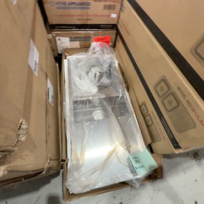 NEW ARC SKT11 DELUXE 1 & 1/4 BOWL WITH RIGHT HAND DRAINER, SQUARE S/STEEL RRP$798 NEW ARC SKT11 DELUXE 1 & 1/4 BOWL WITH RIGHT HAND DRAINER, SQUARE S/STEEL RRP$798