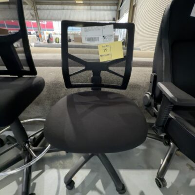 SAMPLE - BLACK DELUXE HEAVY DUTY OFFICE CHAIR, ADJUSTABLE HEIGHT, TILT & BACKREST, WEIGHT CAPACTIY 130KG, RRP$209 SOLD AS IS