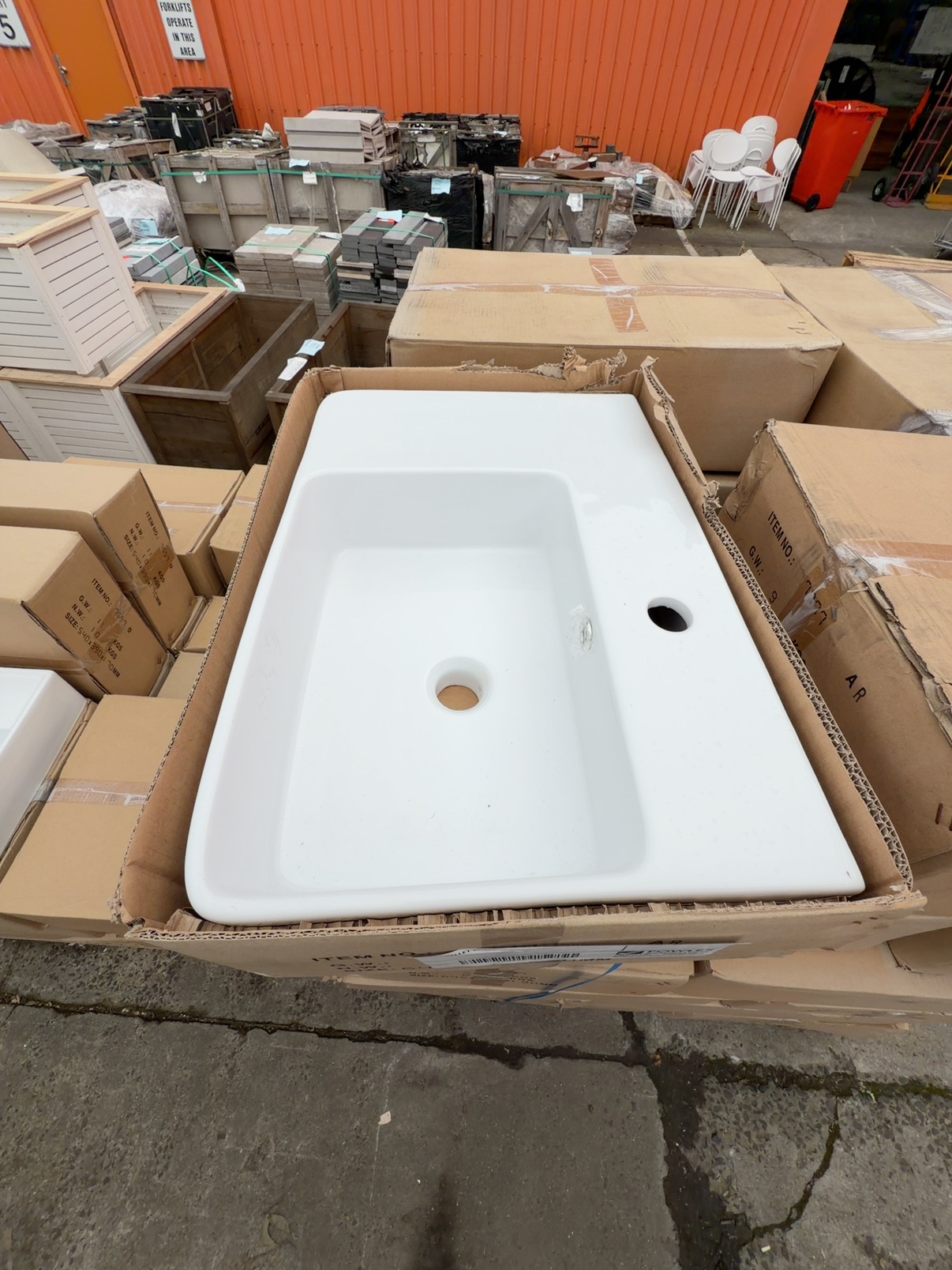 PALLET OF VANITY BOWLS 7777 PALLET OF VANITY BOWLS 7777