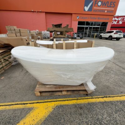 NEW 1800MM WHITE ACRYLIC FREESTANDING BATH, CURVED EACH END NEW 1800MM WHITE ACRYLIC FREESTANDING BATH, CURVED EACH END