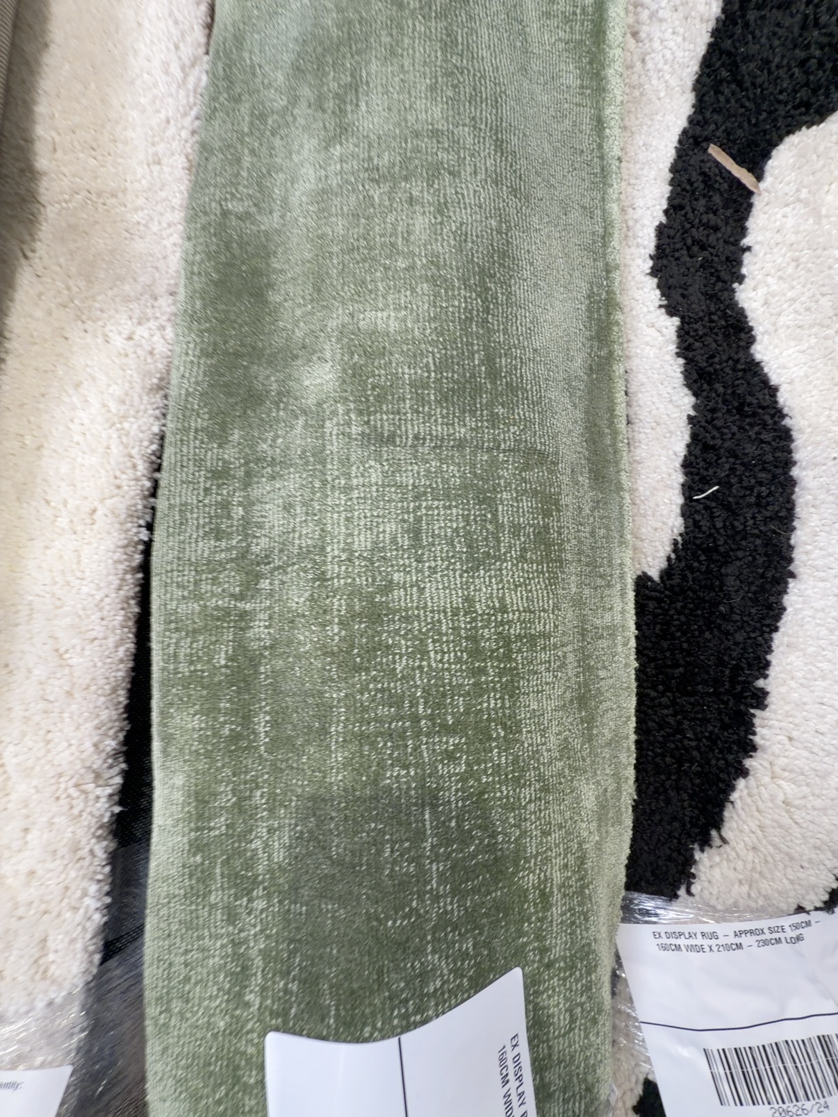EX DISPLAY RUG - APPROX SIZE 150CM - 160CM WIDE X 210CM - 230CM LONG EX DISPLAY RUG - APPROX SIZE 150CM - 160CM WIDE X 210CM - 230CM LONG