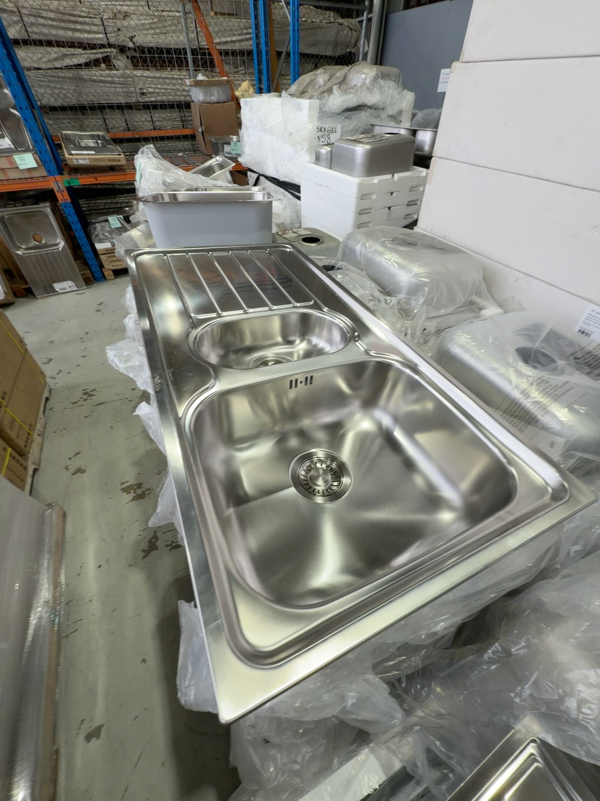 NEW FRANKE SKX651 S/STEEL KITCHEN SINK 1 & 1/4 BOWL WITH DRAINER, SINK IS REVERSIBLE WITH FRANKE WASTES WK655 X 1, WK662 X1, 112.0059.982 X 1 NEW FRANKE SKX651 S/STEEL KITCHEN SINK 1 & 1/4 BOWL WITH DRAINER, SINK IS REVERSIBLE WITH FRANKE WASTES WK655 X 1, WK662 X1, 112.0059.982 X 1