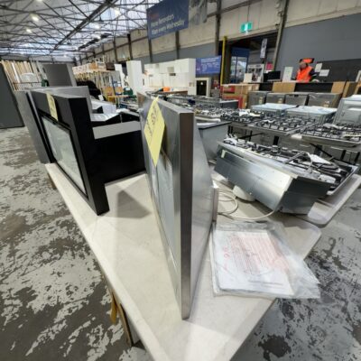EX DISPLAY WESTINGHOUSE 900MM CHIMNEY RANGEHOOD WRF900CS, SOLD AS IS NO WARRANTY **NO FLUE**