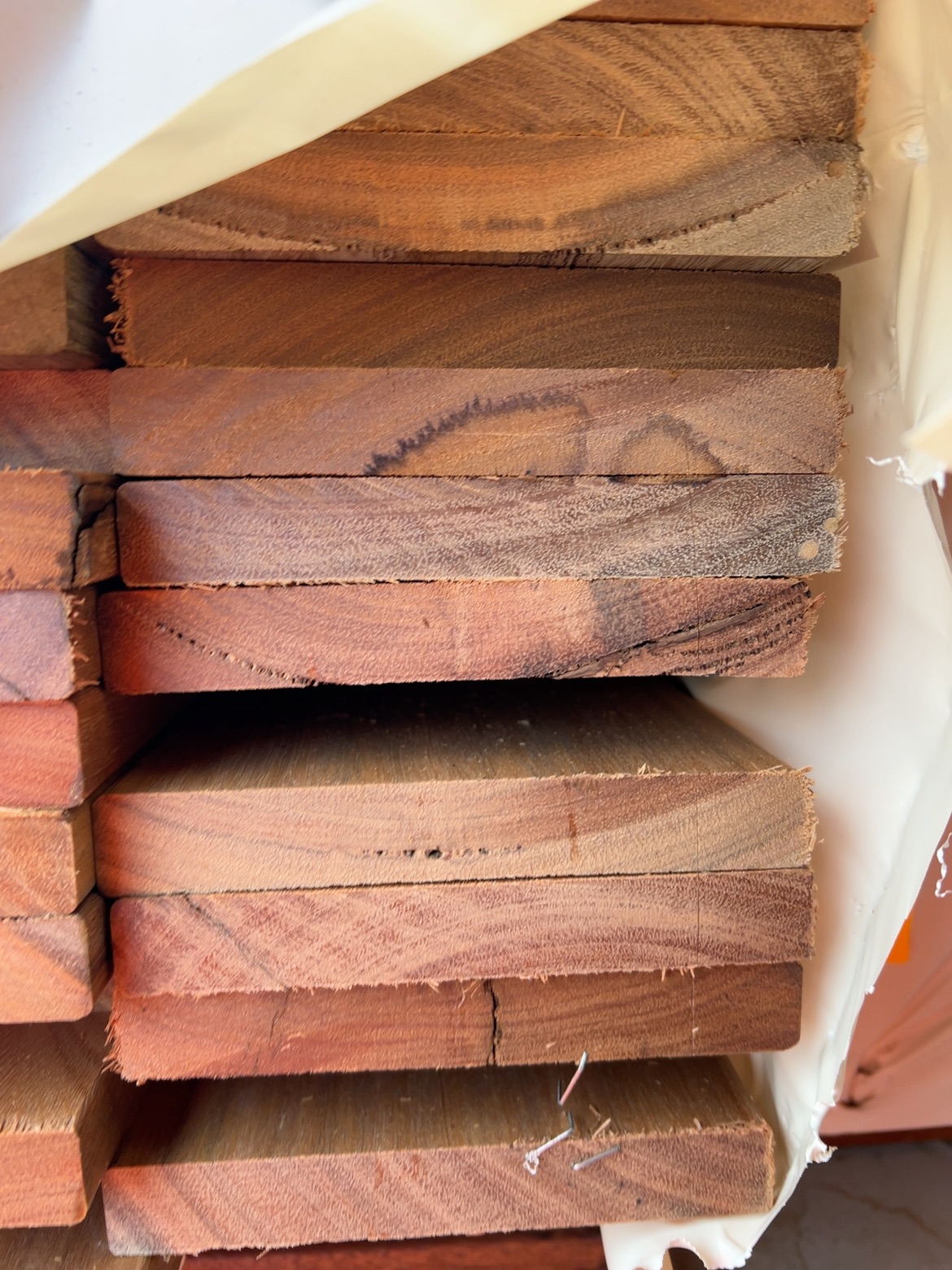 135X19 FEATURE GRADE SPOTTED GUM DECKING- (PACK CONSISTS OF RANDOM SHORT LENGTHS) 135X19 FEATURE GRADE SPOTTED GUM DECKING- (PACK CONSISTS OF RANDOM SHORT LENGTHS)