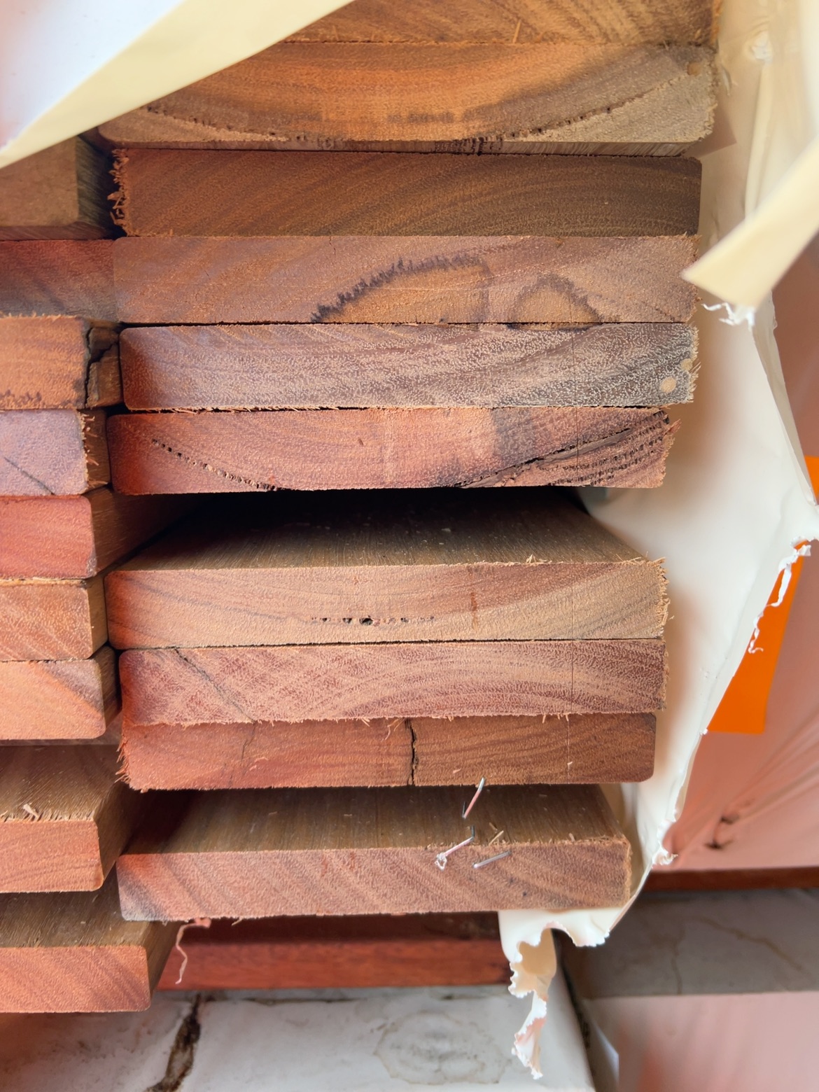 135X19 FEATURE GRADE SPOTTED GUM DECKING- (PACK CONSISTS OF RANDOM SHORT LENGTHS) 135X19 FEATURE GRADE SPOTTED GUM DECKING- (PACK CONSISTS OF RANDOM SHORT LENGTHS)