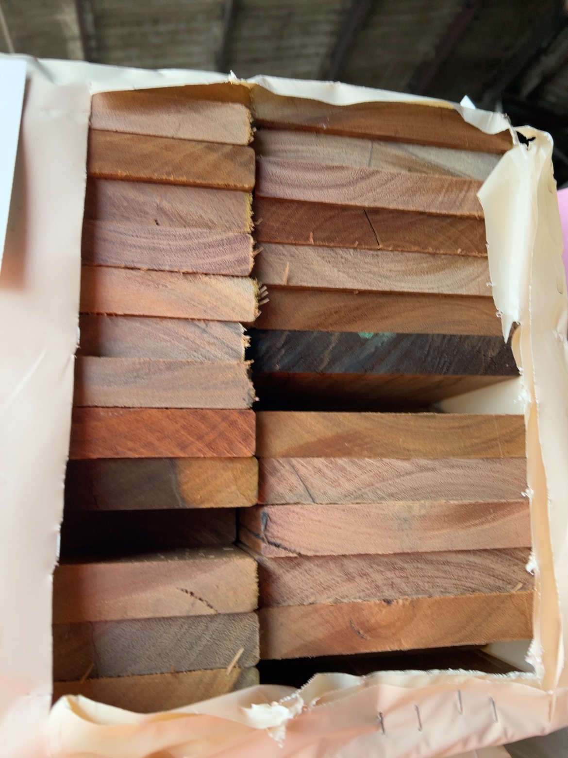 135X19 FEATURE GRADE SPOTTED GUM DECKING- (PACK CONSISTS OF RANDOM SHORT LENGTHS) 135X19 FEATURE GRADE SPOTTED GUM DECKING- (PACK CONSISTS OF RANDOM SHORT LENGTHS)