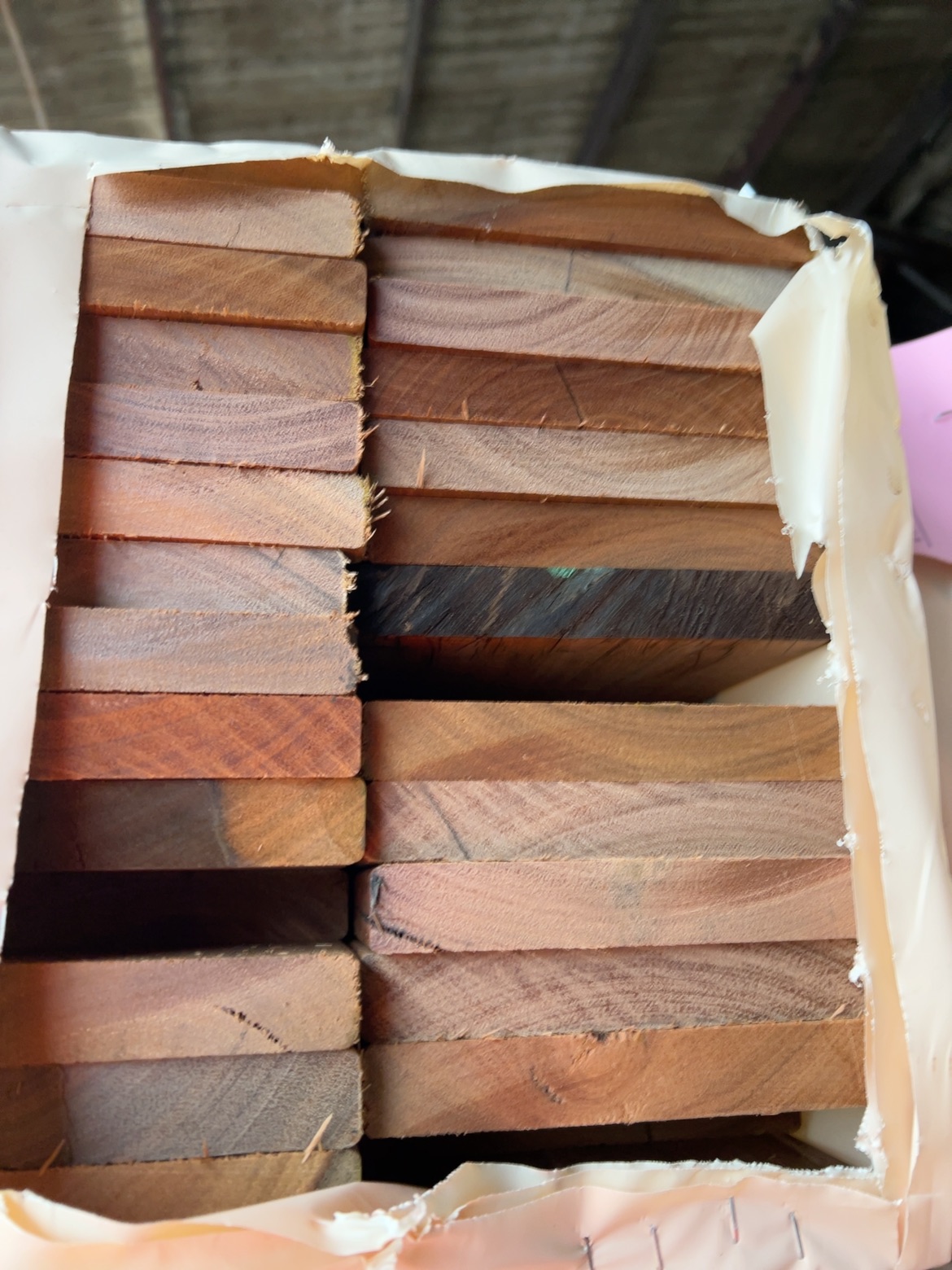 135X19 FEATURE GRADE SPOTTED GUM DECKING- (PACK CONSISTS OF RANDOM SHORT LENGTHS) 135X19 FEATURE GRADE SPOTTED GUM DECKING- (PACK CONSISTS OF RANDOM SHORT LENGTHS)