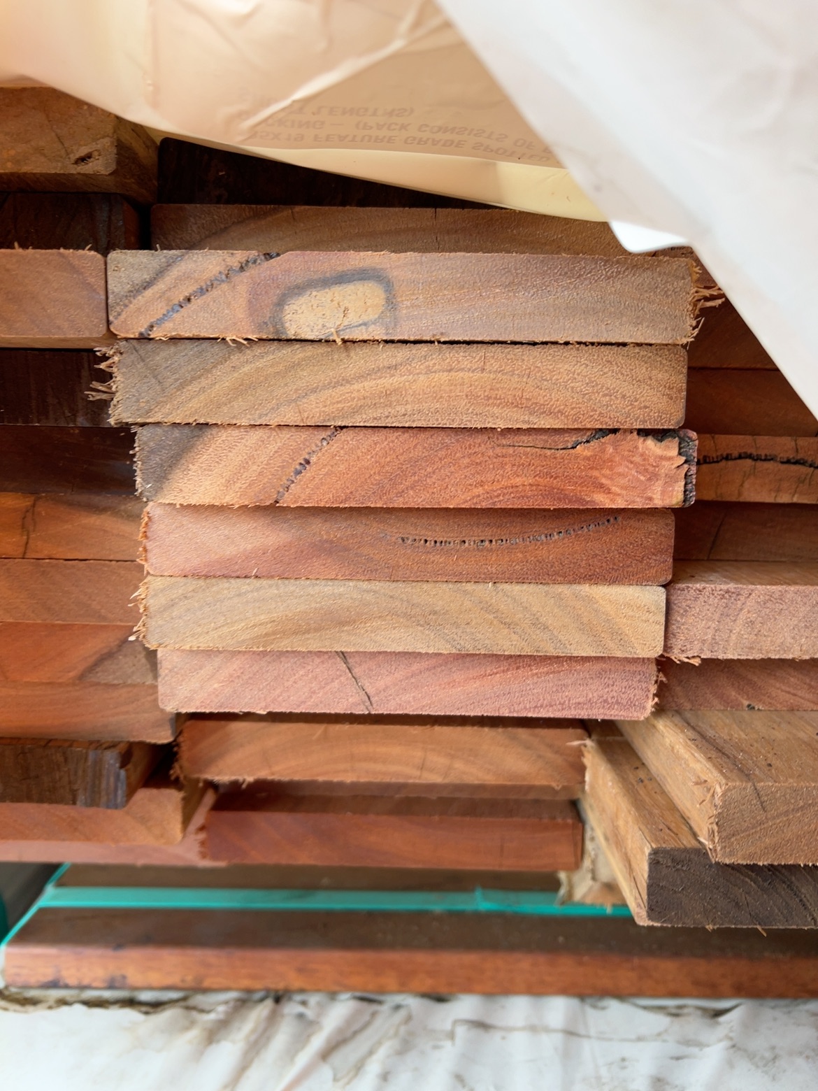 135X19 FEATURE GRADE SPOTTED GUM DECKING- (PACK CONSISTS OF RANDOM SHORT LENGTHS) 135X19 FEATURE GRADE SPOTTED GUM DECKING- (PACK CONSISTS OF RANDOM SHORT LENGTHS)