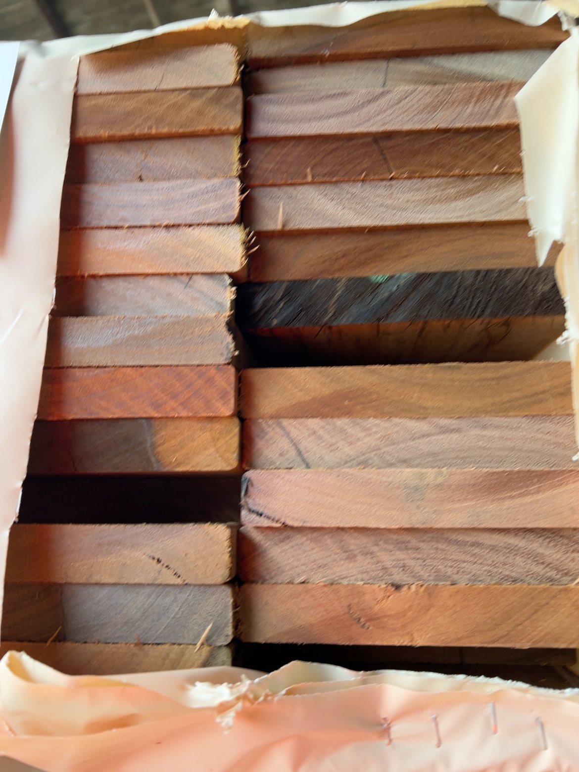 135X19 FEATURE GRADE SPOTTED GUM DECKING- (PACK CONSISTS OF RANDOM SHORT LENGTHS) 135X19 FEATURE GRADE SPOTTED GUM DECKING- (PACK CONSISTS OF RANDOM SHORT LENGTHS)