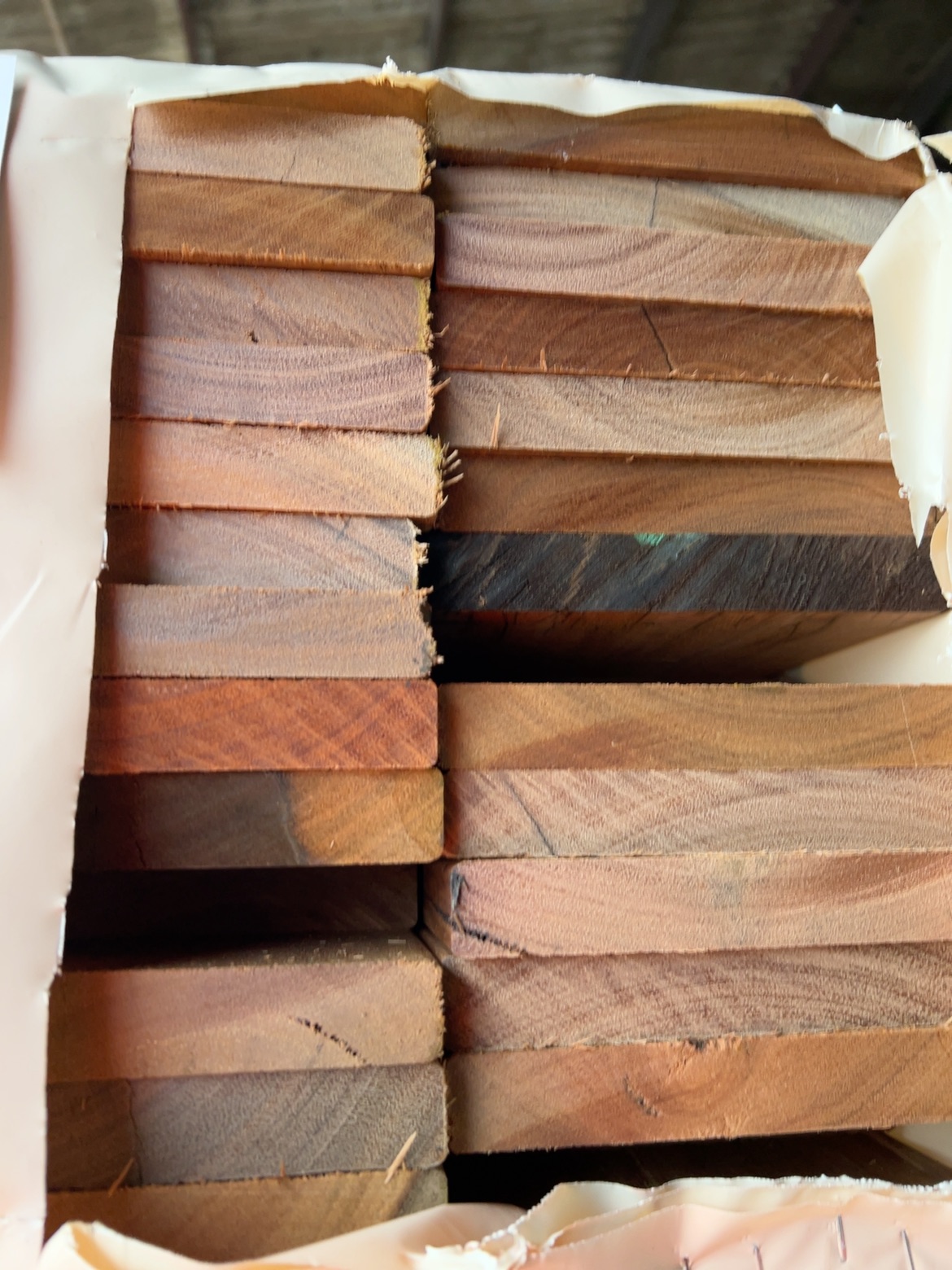 135X19 FEATURE GRADE SPOTTED GUM DECKING- (PACK CONSISTS OF RANDOM SHORT LENGTHS) 135X19 FEATURE GRADE SPOTTED GUM DECKING- (PACK CONSISTS OF RANDOM SHORT LENGTHS)