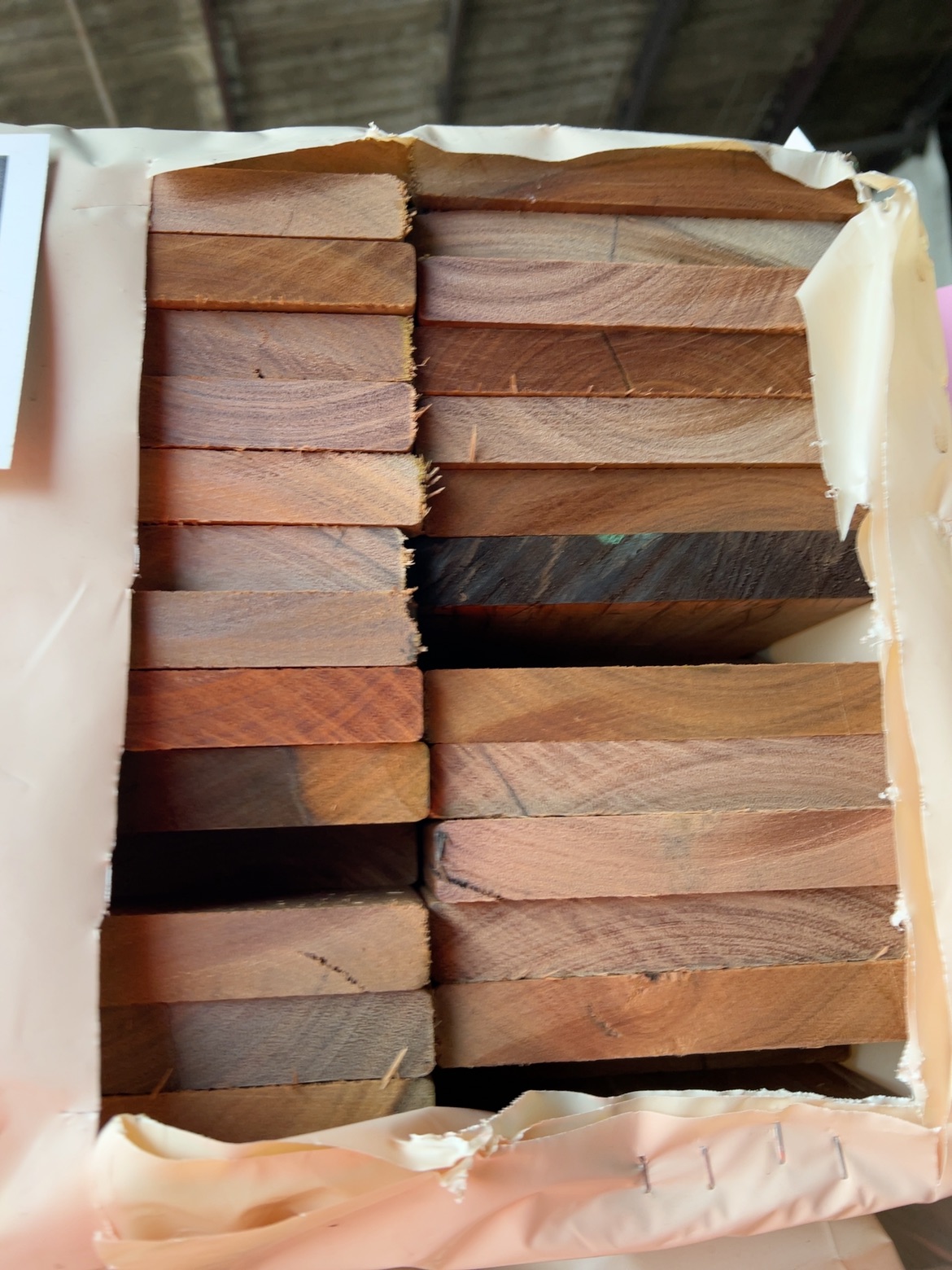 135X19 FEATURE GRADE SPOTTED GUM DECKING- (PACK CONSISTS OF RANDOM SHORT LENGTHS) 135X19 FEATURE GRADE SPOTTED GUM DECKING- (PACK CONSISTS OF RANDOM SHORT LENGTHS)