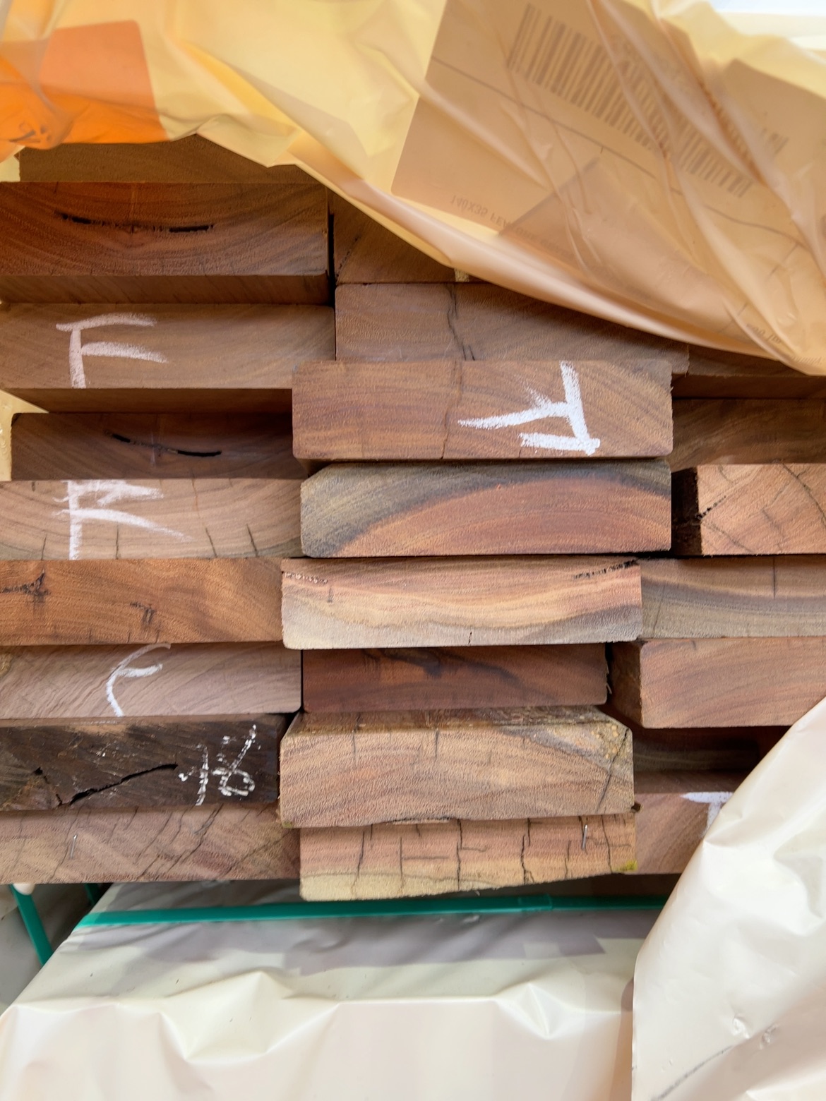 140X35 FEATURE GRADE SPOTTED GUM 140X35 FEATURE GRADE SPOTTED GUM