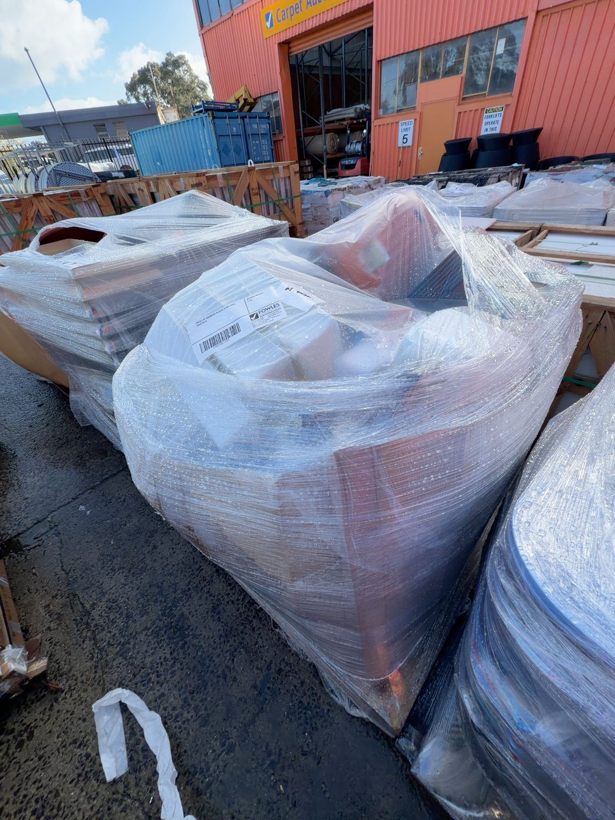 PALLET OF ASSORTED PLASTIC PLANT POTS, SOLD AS IS PALLET OF ASSORTED PLASTIC PLANT POTS, SOLD AS IS