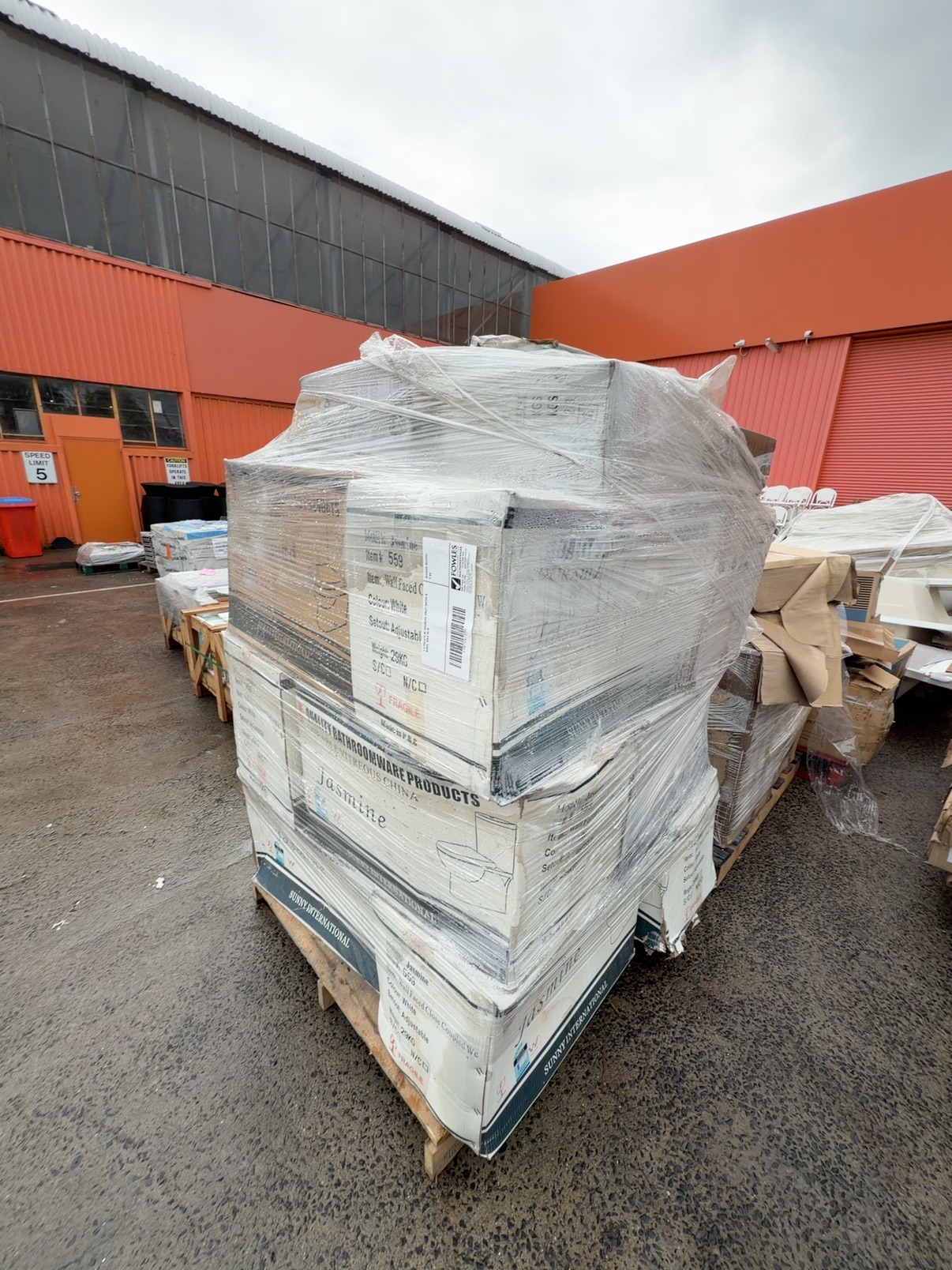 2 X PALLETS OF ASSORTED TOILET SUITES & BASES, SOLD AS IS 2 X PALLETS OF ASSORTED TOILET SUITES & BASES, SOLD AS IS