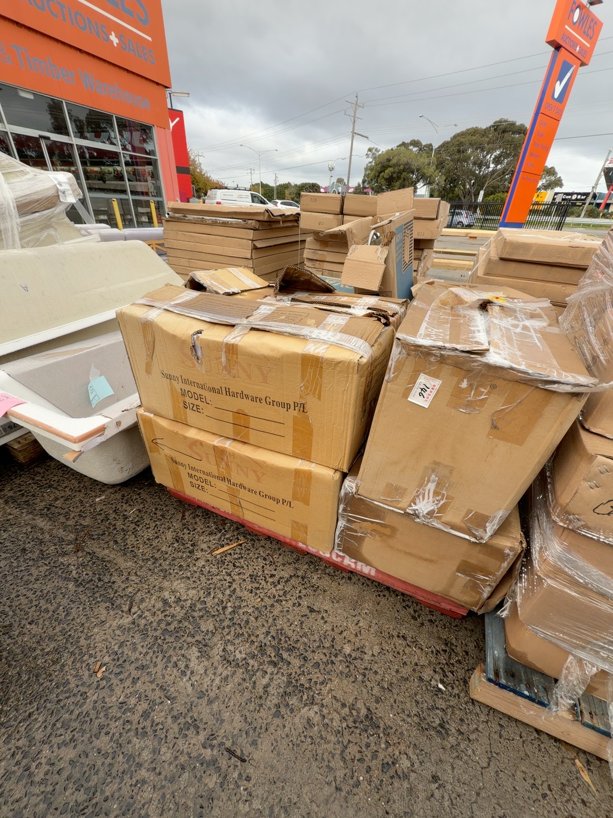 2 X PALLETS OF ASSORTED TOILET SUITES & BASES, SOLD AS IS 2 X PALLETS OF ASSORTED TOILET SUITES & BASES, SOLD AS IS