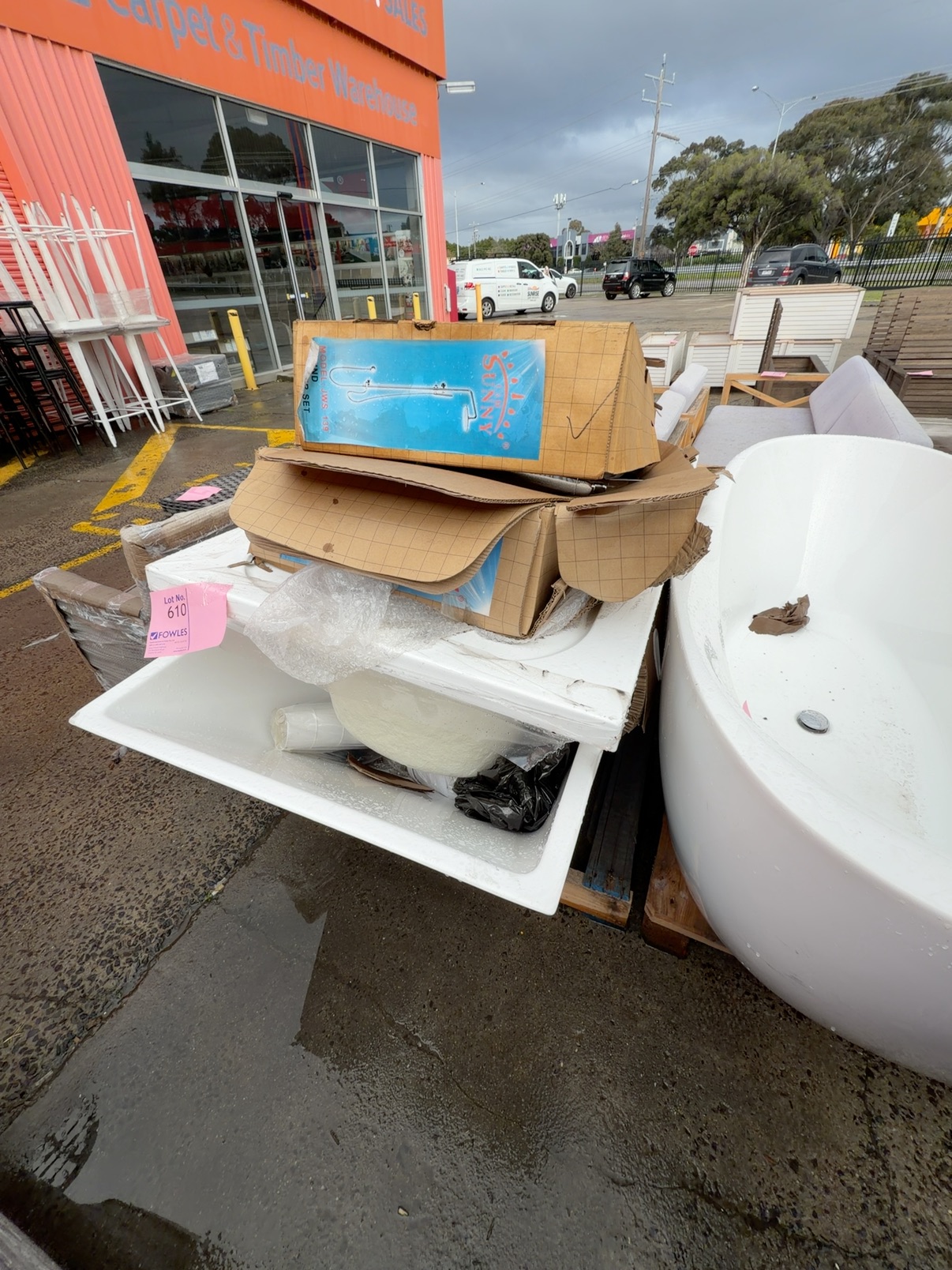 PALLET OF WITH FREESTANDING & DROP IN BATH, WITH ASSORTED ACCESSORIES, SOLD AS IS PALLET OF WITH FREESTANDING & DROP IN BATH, WITH ASSORTED ACCESSORIES, SOLD AS IS