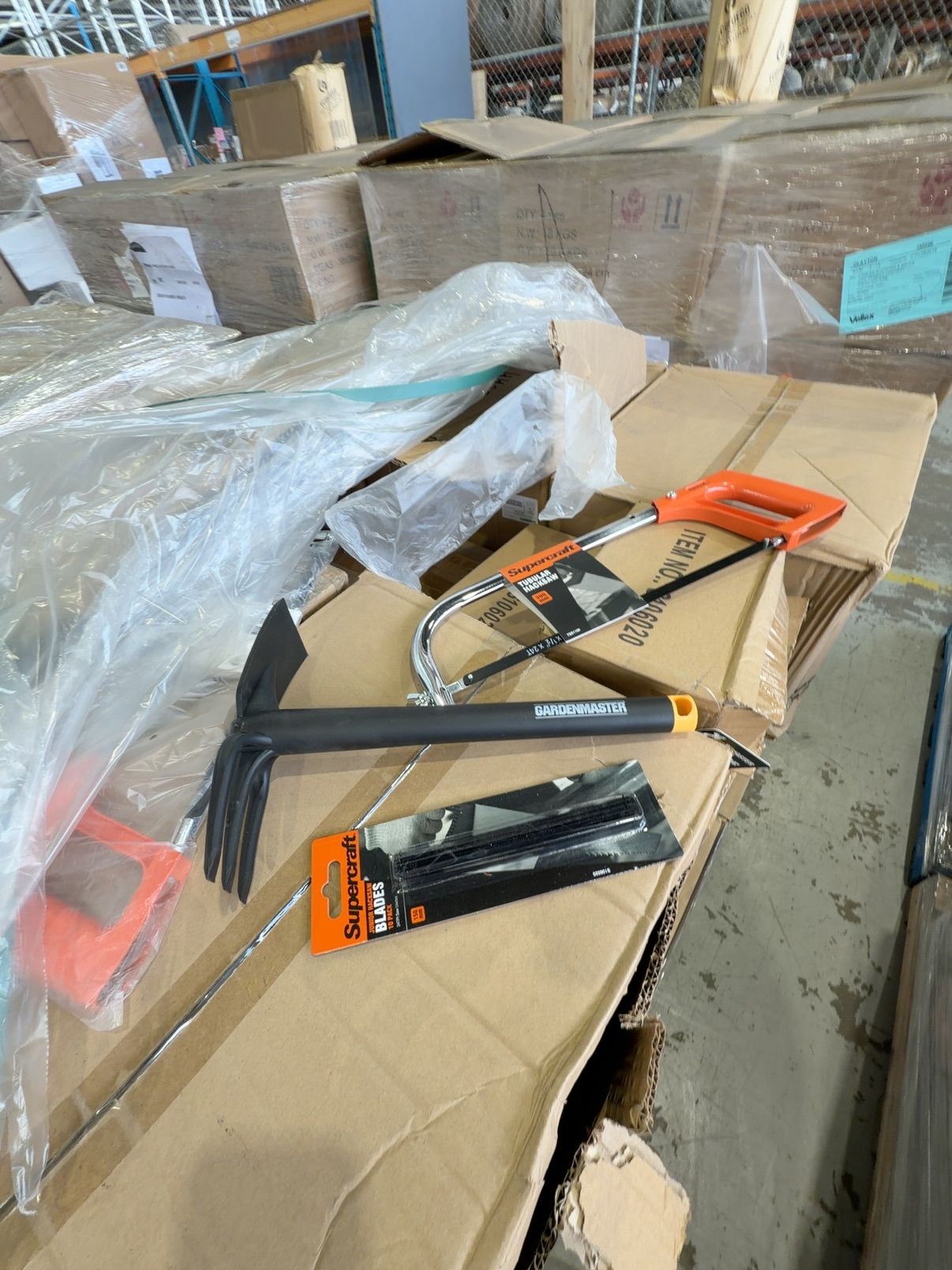 PALLET OF MIXED GARDENING ITEMS, INCLUDING PVC DUNE CLOTHESLINE REPLACEMENT, HACKSAWS, CULTIVATORS, HACKSAW BLADES, ETC PALLET OF MIXED GARDENING ITEMS, INCLUDING PVC DUNE CLOTHESLINE REPLACEMENT, HACKSAWS, CULTIVATORS, HACKSAW BLADES, ETC