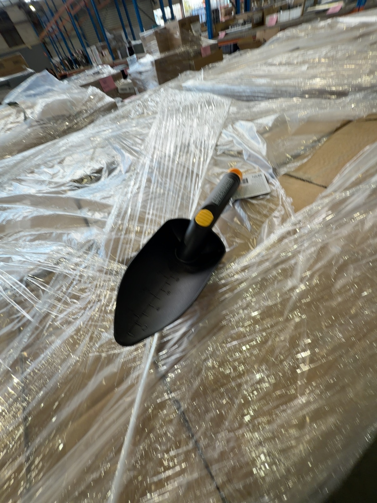 PALLET OF BULK GARDEN TOOL - TROWEL, SOLD AS IS PALLET OF BULK GARDEN TOOL - TROWEL, SOLD AS IS