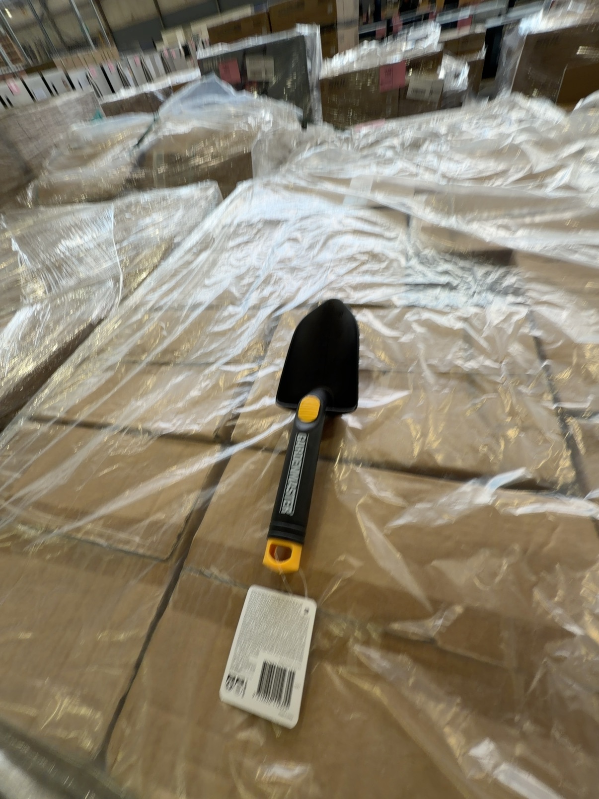 PALLET OF BULK GARDEN TOOL - TROWEL, SOLD AS IS PALLET OF BULK GARDEN TOOL - TROWEL, SOLD AS IS