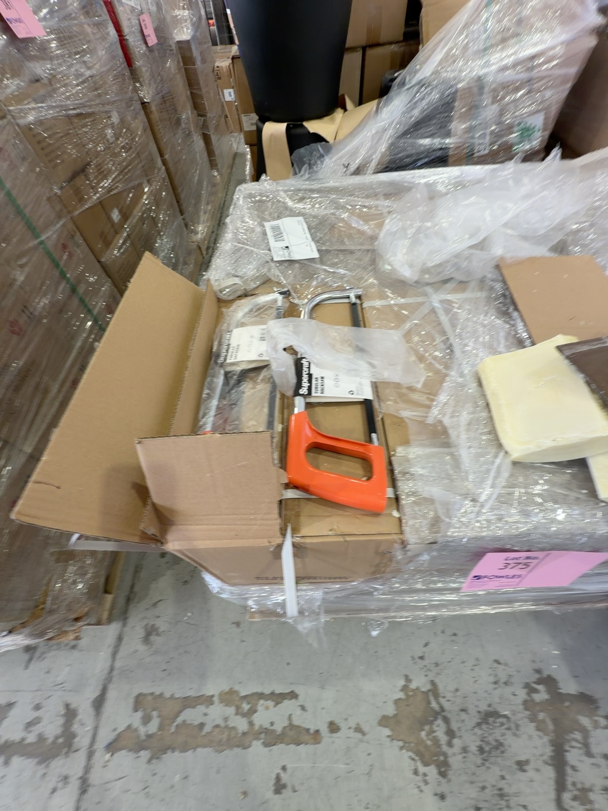 PALLET OF BULK GARDEN TOOL - HACKSAWS, SOLD AS IS PALLET OF BULK GARDEN TOOL - HACKSAWS, SOLD AS IS