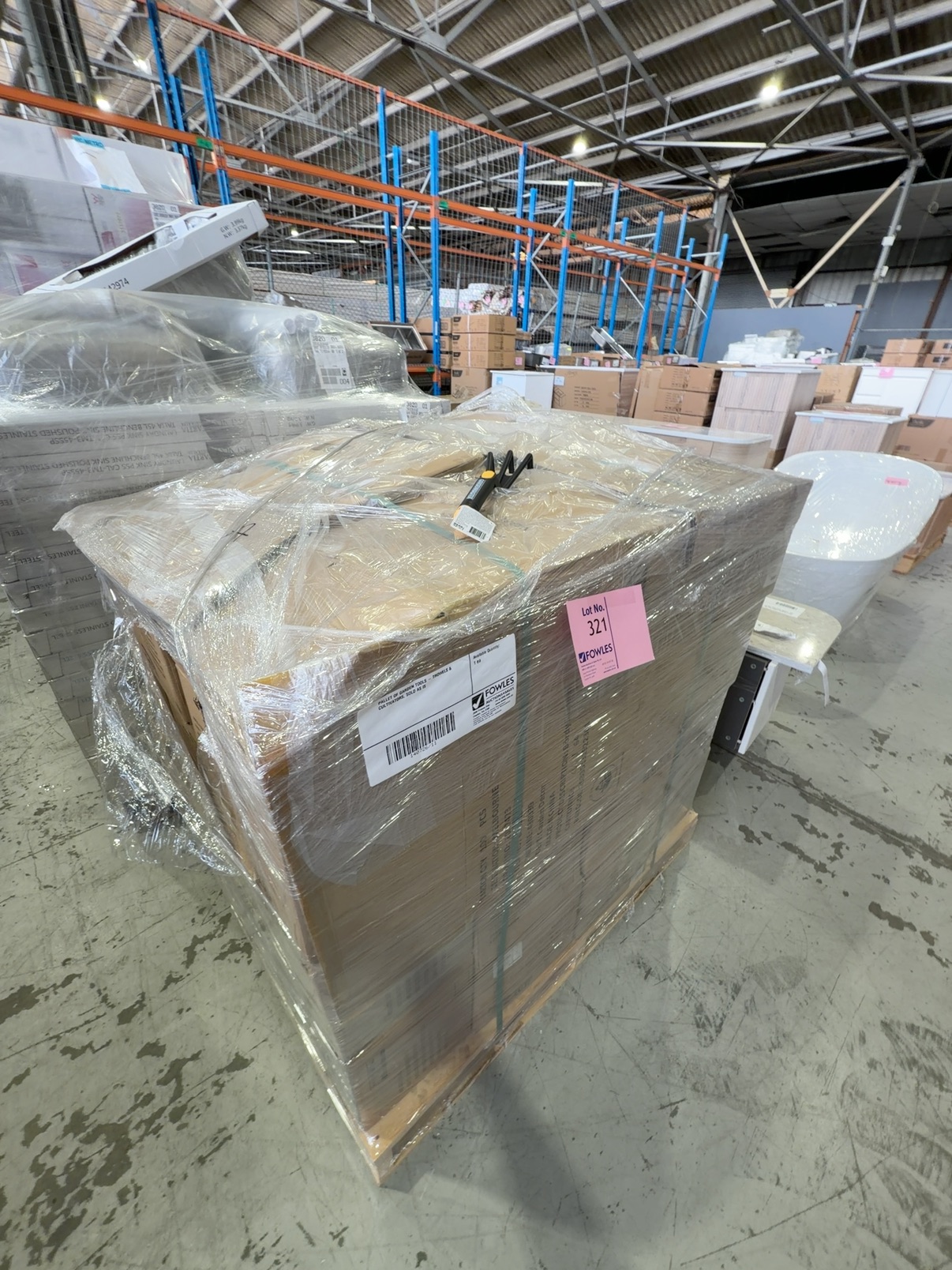 PALLET OF GARDEN TOOLS - TROWELS & CULTIVATORS, SOLD AS IS PALLET OF GARDEN TOOLS - TROWELS & CULTIVATORS, SOLD AS IS