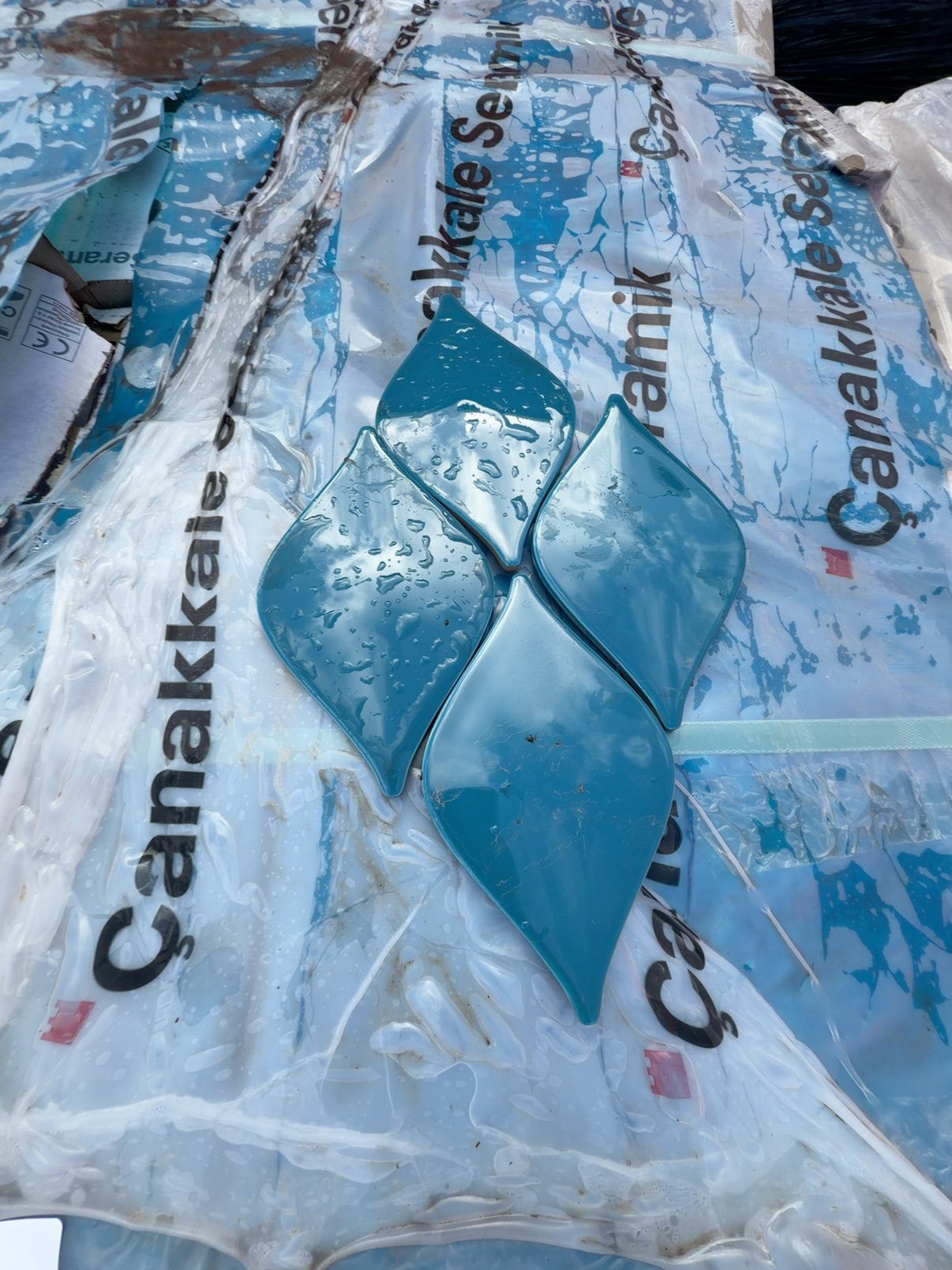 PALLET OF ONYA BLUE 150MM X 150MM BLUE TILE PALLET OF ONYA BLUE 150MM X 150MM BLUE TILE