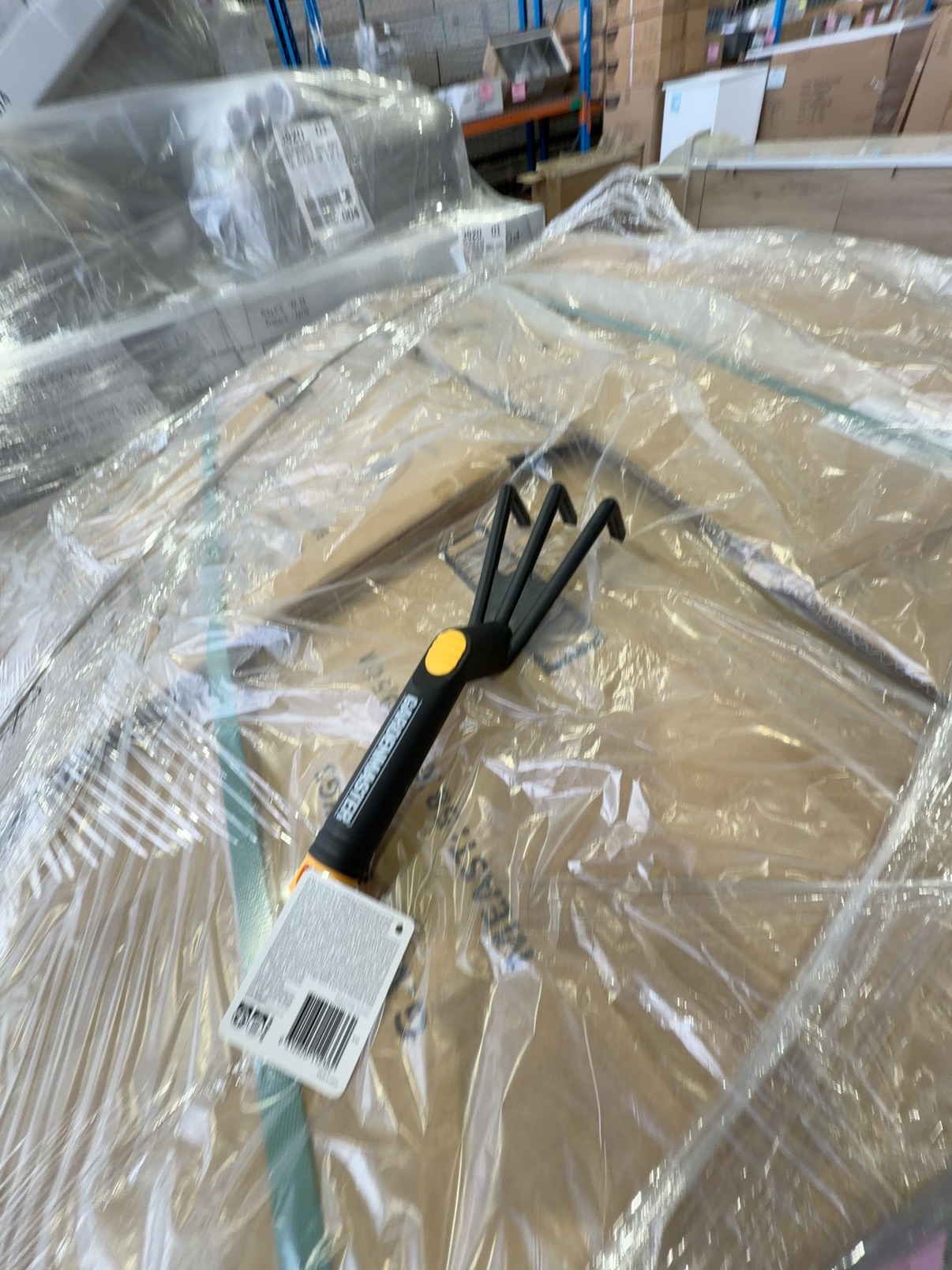 PALLET OF GARDEN TOOLS - TROWELS & CULTIVATORS, SOLD AS IS PALLET OF GARDEN TOOLS - TROWELS & CULTIVATORS, SOLD AS IS