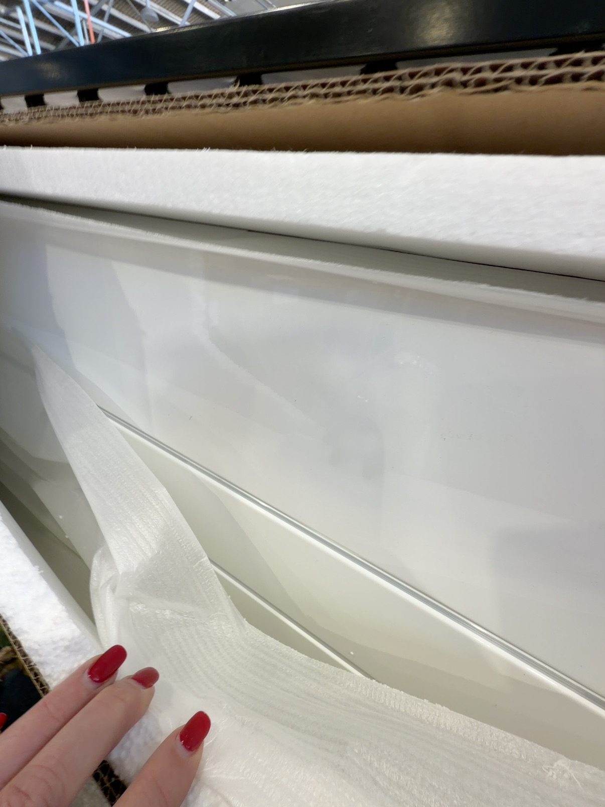 EX STAGING - WHITE GLOSS QUEEN BEDHEAD ONLY SOLD AS IS EX STAGING - WHITE GLOSS QUEEN BEDHEAD ONLY SOLD AS IS