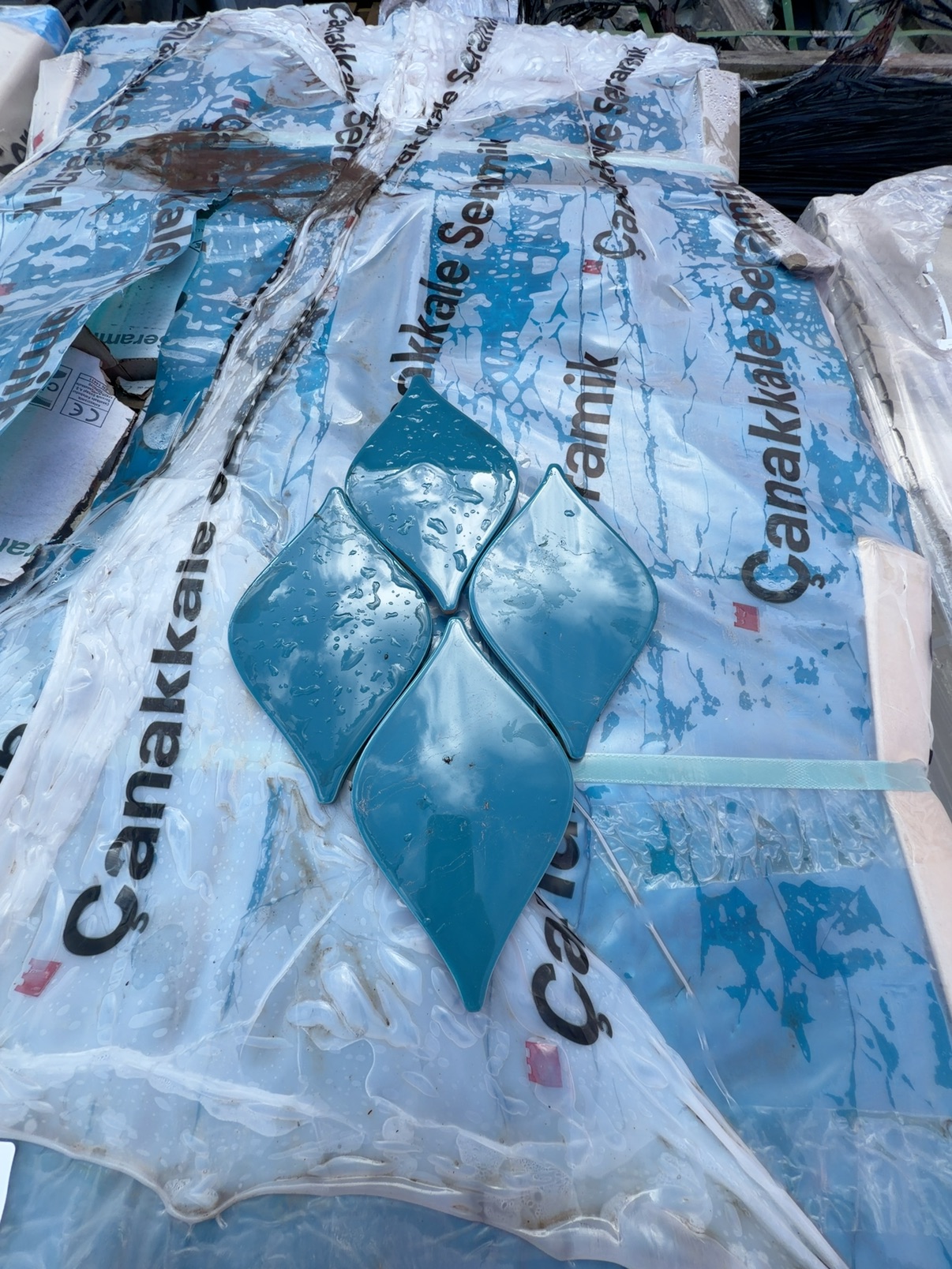 PALLET OF ONYA BLUE 150MM X 150MM BLUE TILE PALLET OF ONYA BLUE 150MM X 150MM BLUE TILE