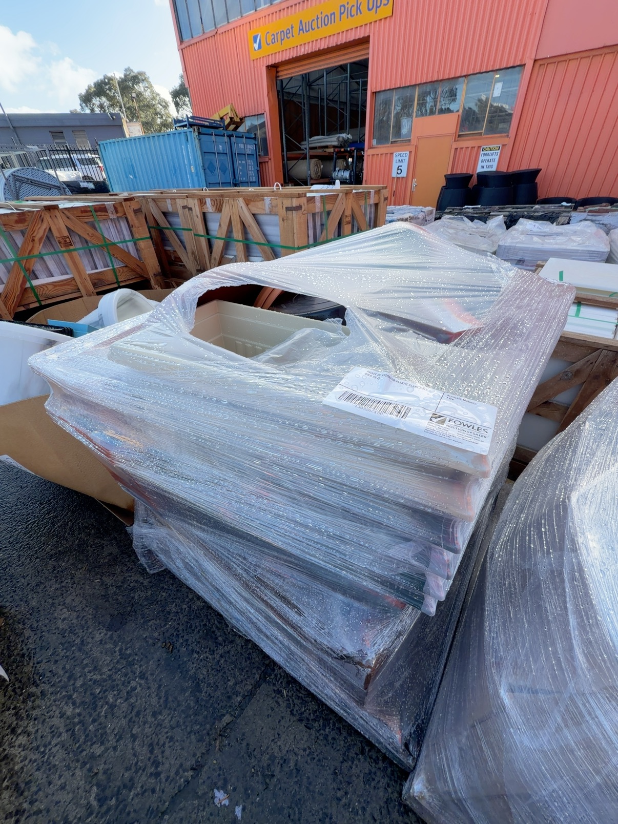 PALLET OF ASSORTED PLASTIC PLANT POTS, SOLD AS IS PALLET OF ASSORTED PLASTIC PLANT POTS, SOLD AS IS