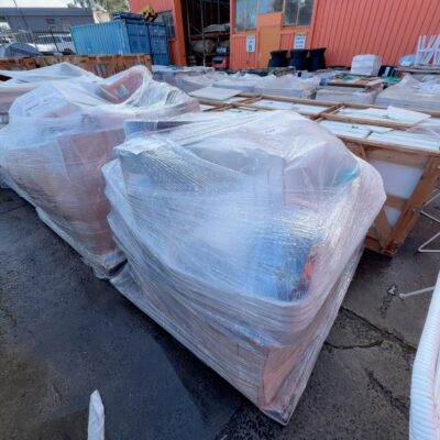 PALLET OF ASSORTED PLASTIC PLANT POTS, SOLD AS IS