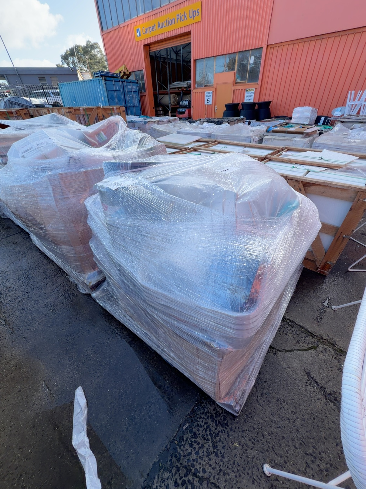 PALLET OF ASSORTED PLASTIC PLANT POTS, SOLD AS IS PALLET OF ASSORTED PLASTIC PLANT POTS, SOLD AS IS