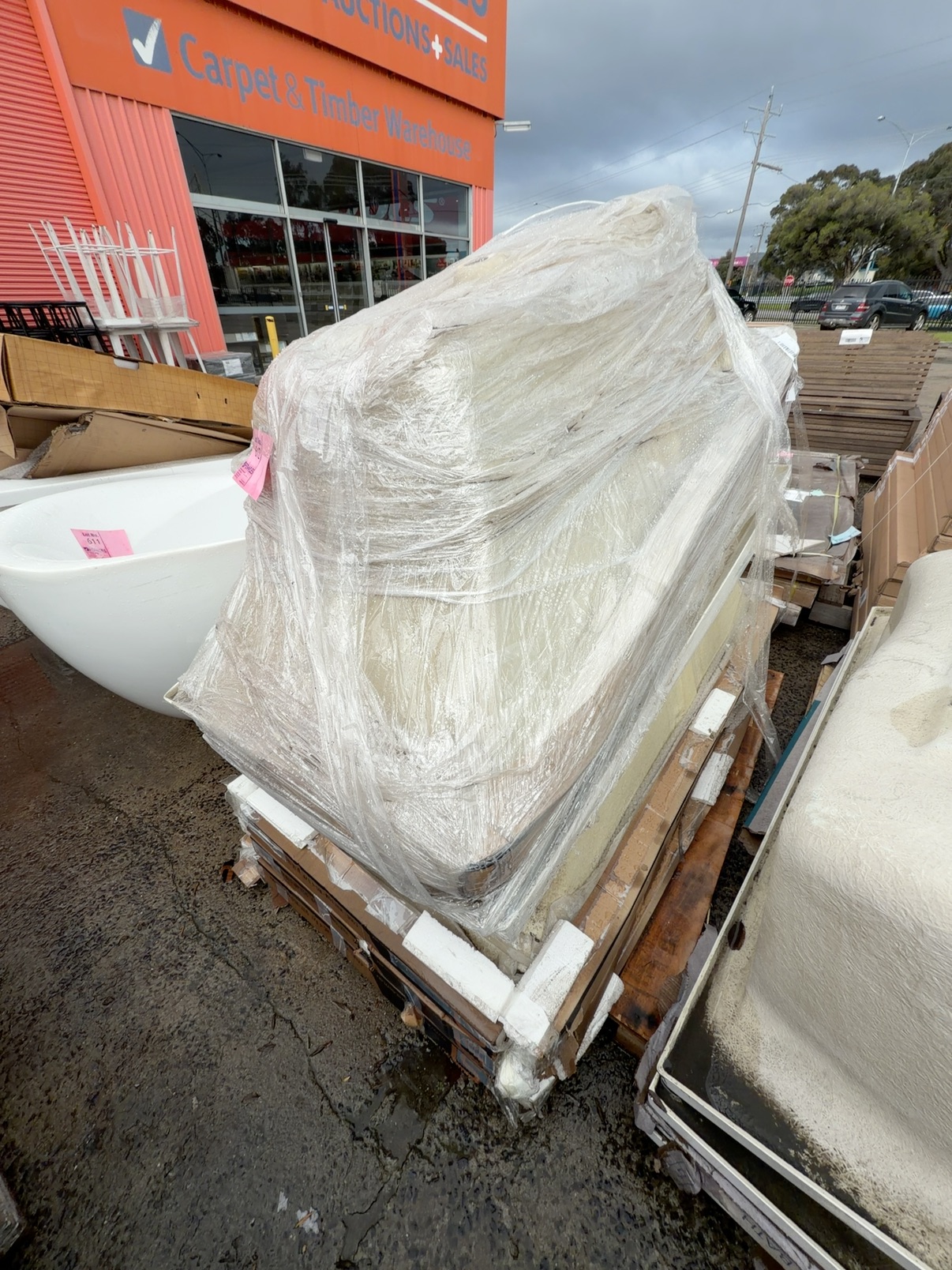 PALLET OF ASSORTED DROP IN BATHS SOLD AS IS PALLET OF ASSORTED DROP IN BATHS SOLD AS IS