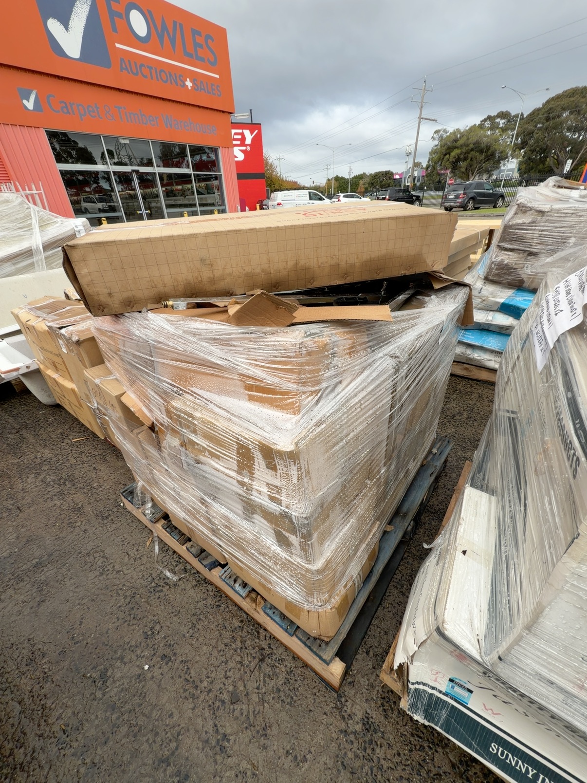 PALLET OF ASSORTED BATHROOM CABINETS, SOLD AS IS PALLET OF ASSORTED BATHROOM CABINETS, SOLD AS IS