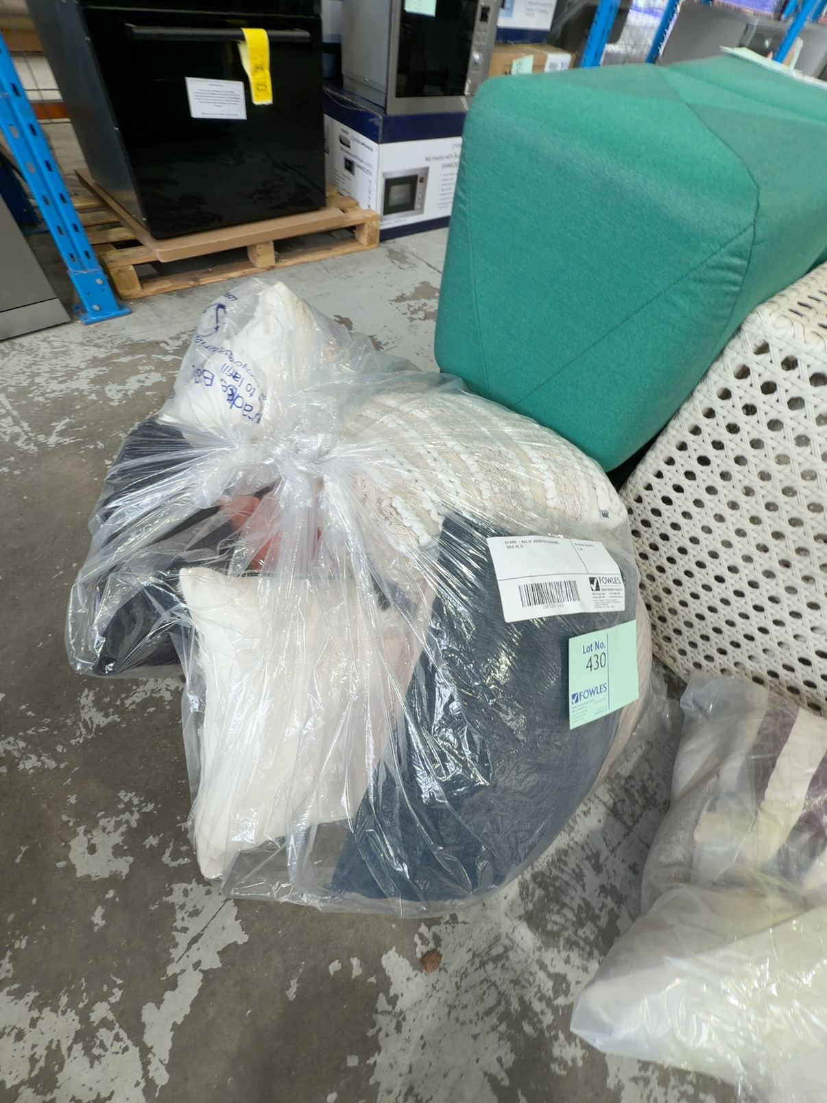 EX HIRE - BAG OF ASSORTED CUSHIONS, SOLD AS IS EX HIRE - BAG OF ASSORTED CUSHIONS, SOLD AS IS