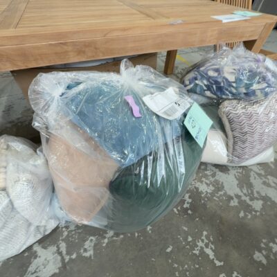 EX HIRE - BAG OF ASSORTED CUSHIONS, SOLD AS IS EX HIRE - BAG OF ASSORTED CUSHIONS, SOLD AS IS