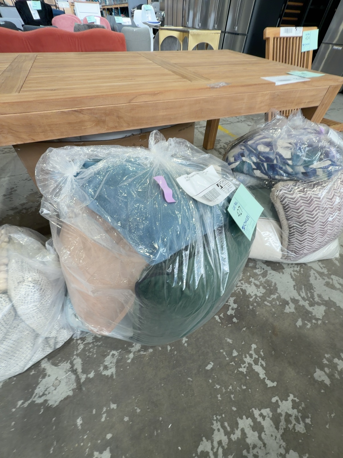 EX HIRE - BAG OF ASSORTED CUSHIONS, SOLD AS IS EX HIRE - BAG OF ASSORTED CUSHIONS, SOLD AS IS