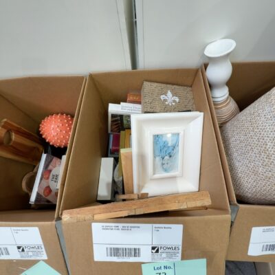 EX DISPLAY HOME - BOX OF ASSORTED DECORATOR ITEMS, SOLD AS IS EX DISPLAY HOME - BOX OF ASSORTED DECORATOR ITEMS, SOLD AS IS