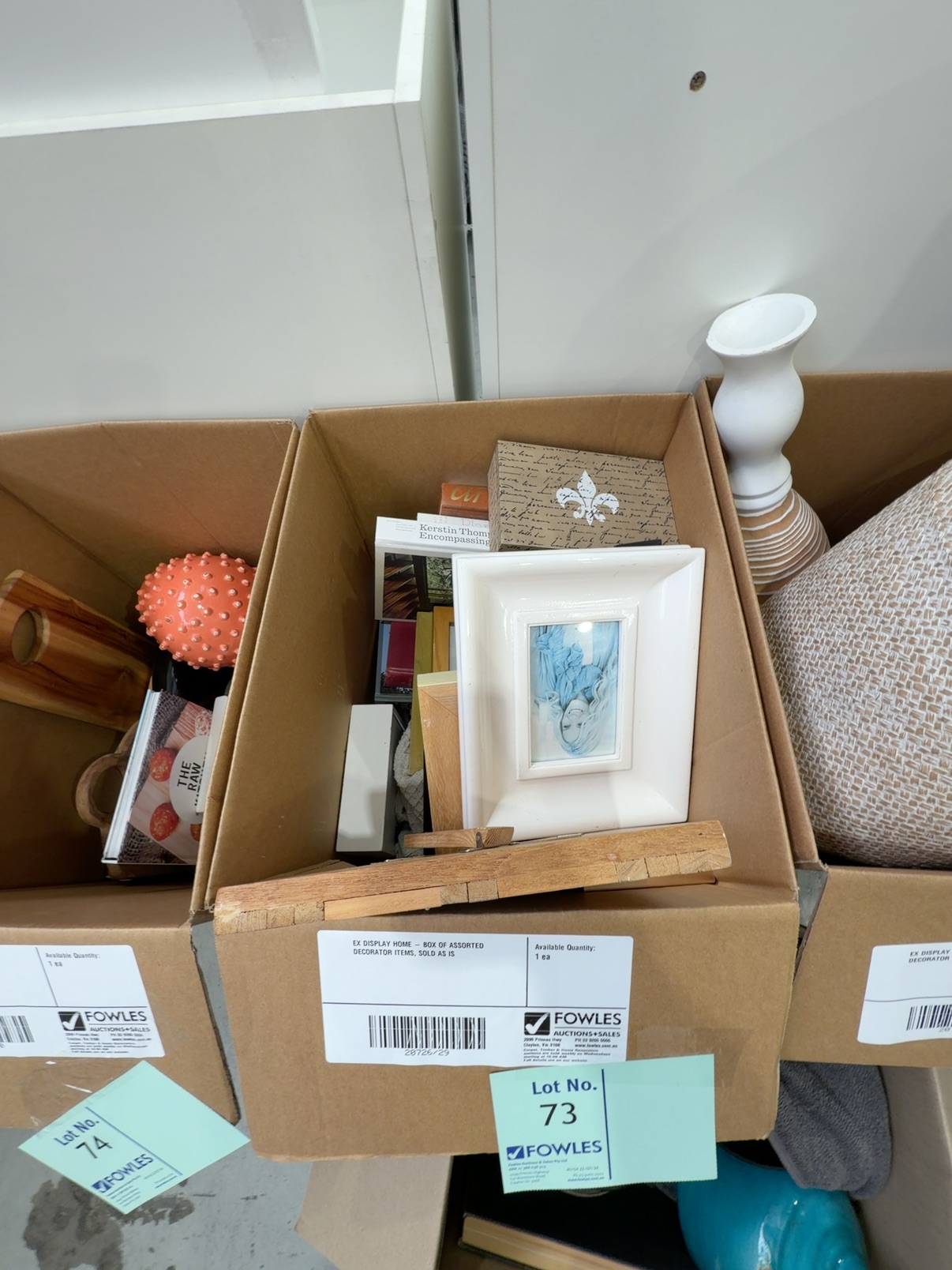 EX DISPLAY HOME - BOX OF ASSORTED DECORATOR ITEMS, SOLD AS IS EX DISPLAY HOME - BOX OF ASSORTED DECORATOR ITEMS, SOLD AS IS