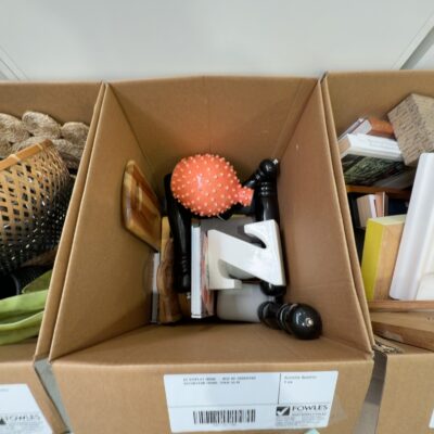 EX DISPLAY HOME - BOX OF ASSORTED DECORATOR ITEMS, SOLD AS IS EX DISPLAY HOME - BOX OF ASSORTED DECORATOR ITEMS, SOLD AS IS
