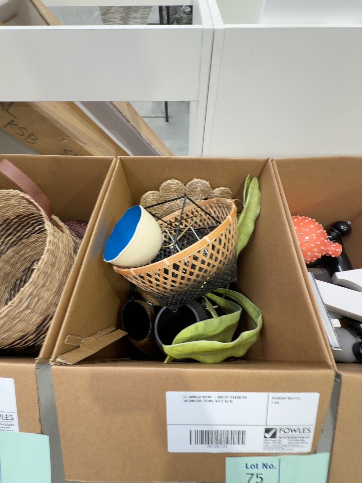 EX DISPLAY HOME - BOX OF ASSORTED DECORATOR ITEMS, SOLD AS IS EX DISPLAY HOME - BOX OF ASSORTED DECORATOR ITEMS, SOLD AS IS