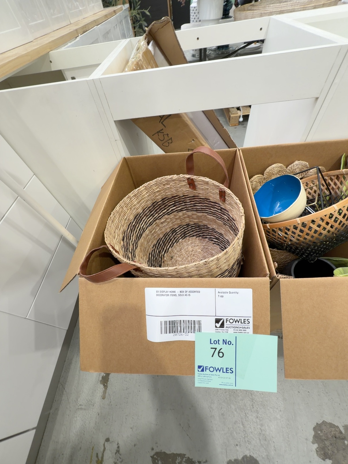 EX DISPLAY HOME - BOX OF ASSORTED DECORATOR ITEMS, SOLD AS IS EX DISPLAY HOME - BOX OF ASSORTED DECORATOR ITEMS, SOLD AS IS