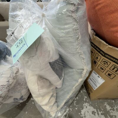 EX DISPLAY HOME - BAG OF ASSORTED CUSHIONS, SOLD AS IS EX DISPLAY HOME - BAG OF ASSORTED CUSHIONS, SOLD AS IS