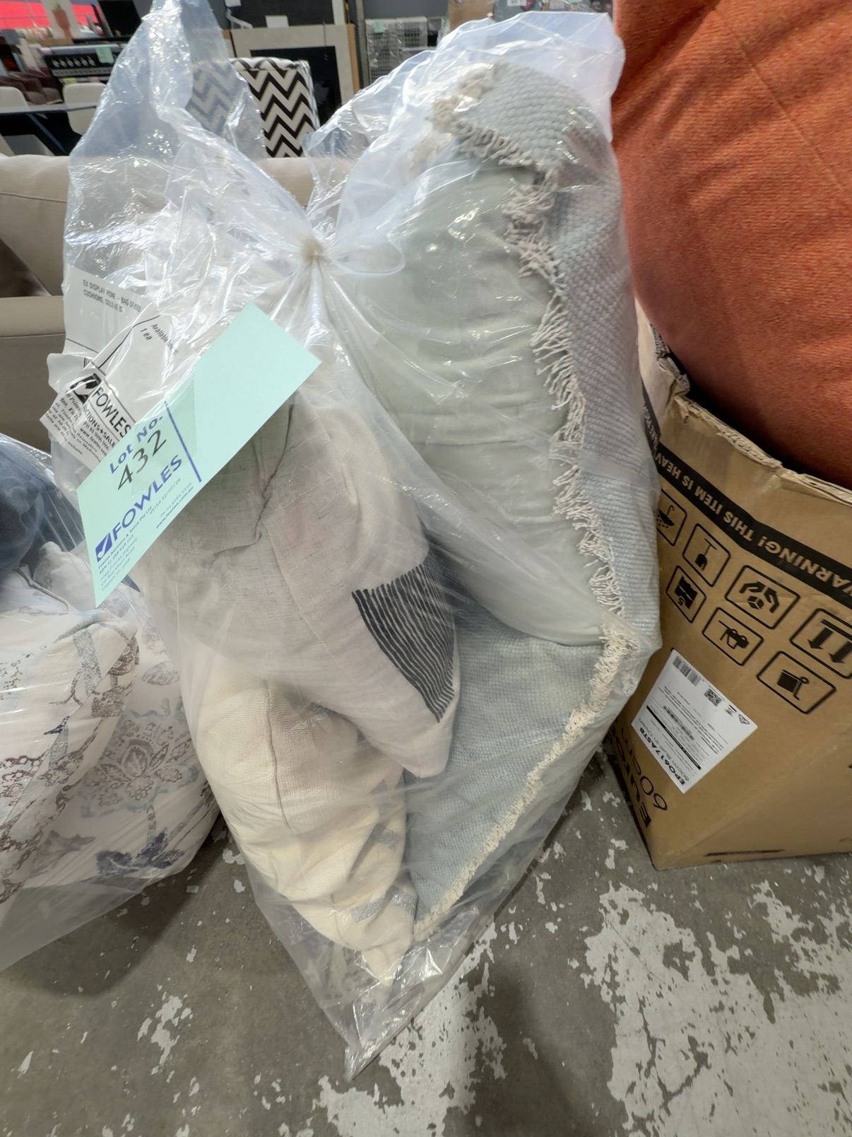 EX DISPLAY HOME - BAG OF ASSORTED CUSHIONS, SOLD AS IS EX DISPLAY HOME - BAG OF ASSORTED CUSHIONS, SOLD AS IS