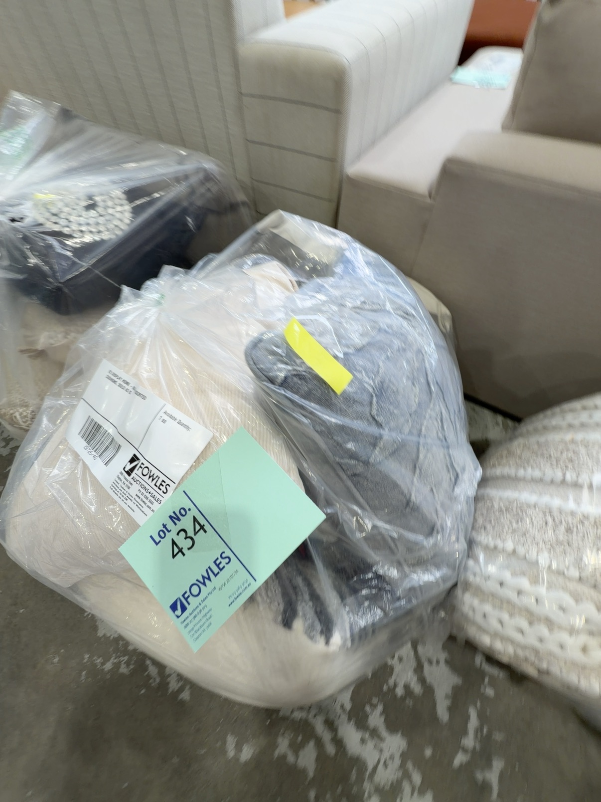 EX DISPLAY HOME - BAG OF ASSORTED CUSHIONS, SOLD AS IS EX DISPLAY HOME - BAG OF ASSORTED CUSHIONS, SOLD AS IS