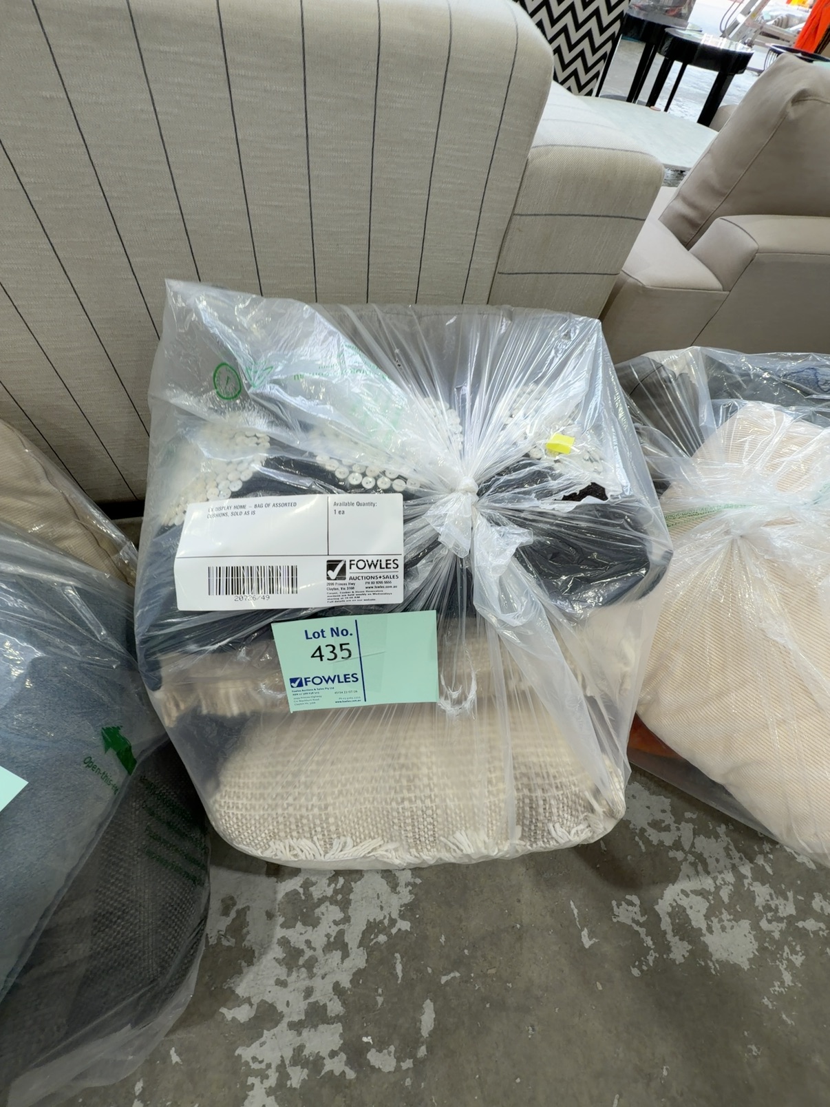 EX DISPLAY HOME - BAG OF ASSORTED CUSHIONS, SOLD AS IS EX DISPLAY HOME - BAG OF ASSORTED CUSHIONS, SOLD AS IS