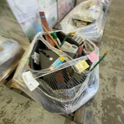 PALLET OF ASSORTED GARDENING ACCESSORIES, ETC SOLD AS IS PALLET OF ASSORTED GARDENING ACCESSORIES, ETC SOLD AS IS